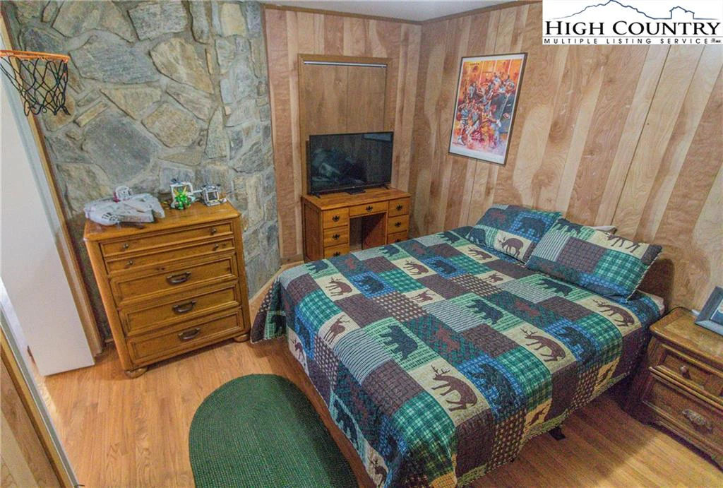 Image number 15 for the current listing
