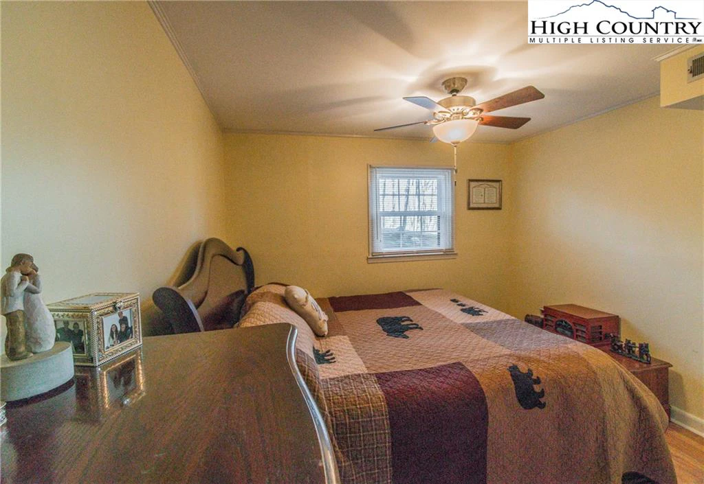 Image number 17 for the current listing