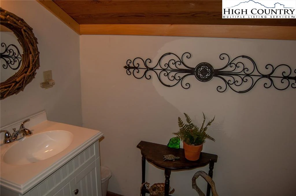 Image number 7 for the current listing