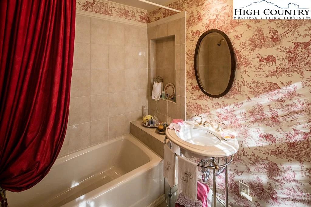 Image number 7 for the current listing