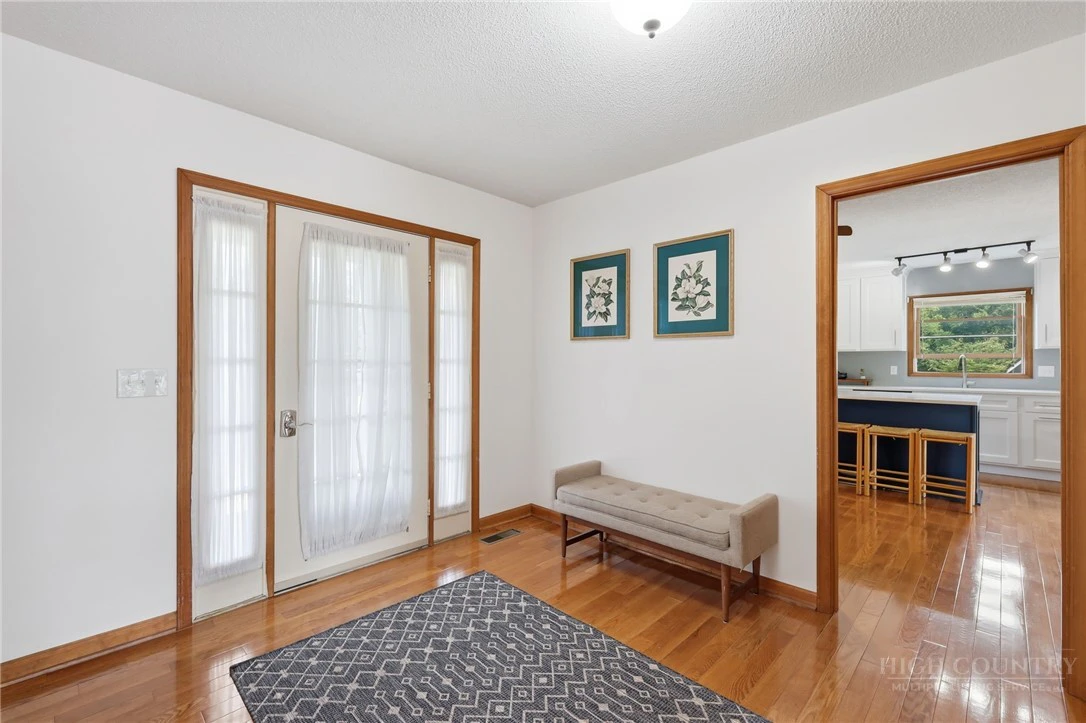 Image number 19 for the current listing