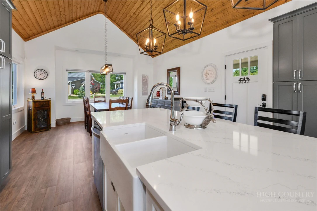 Image number 11 for the current listing
