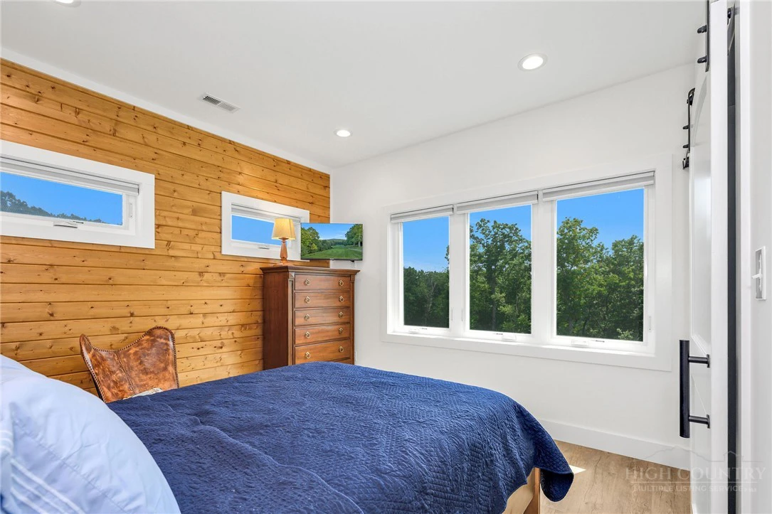 Image number 19 for the current listing