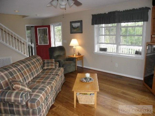 Image number 4 for the current listing