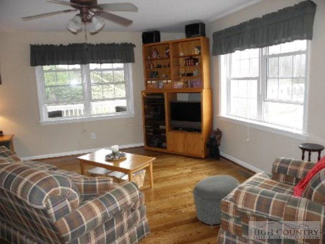 Image number 3 for the current listing