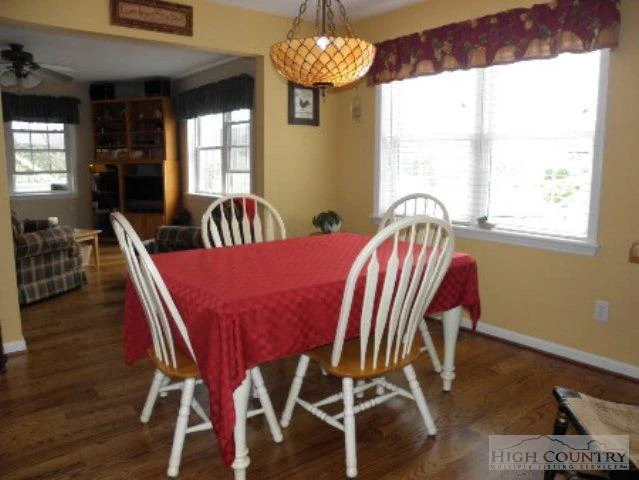 Image number 28 for the current listing