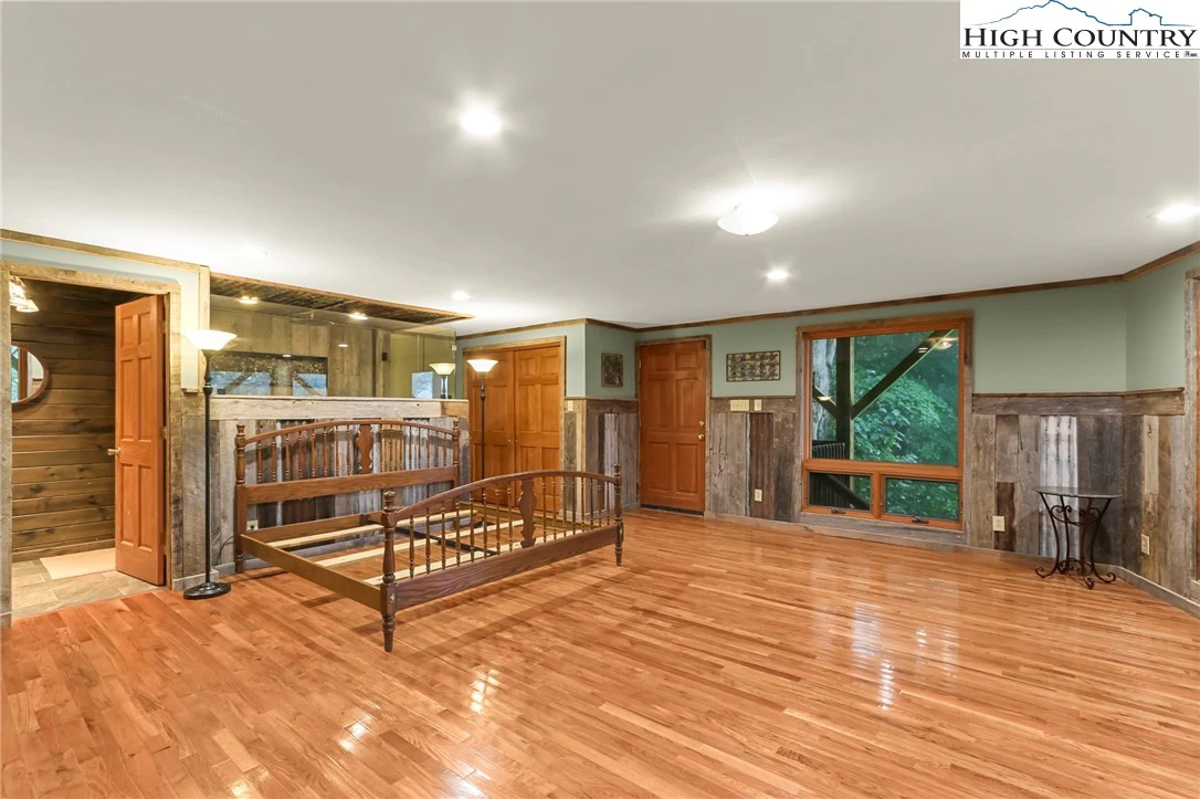 Image number 3 for the current listing