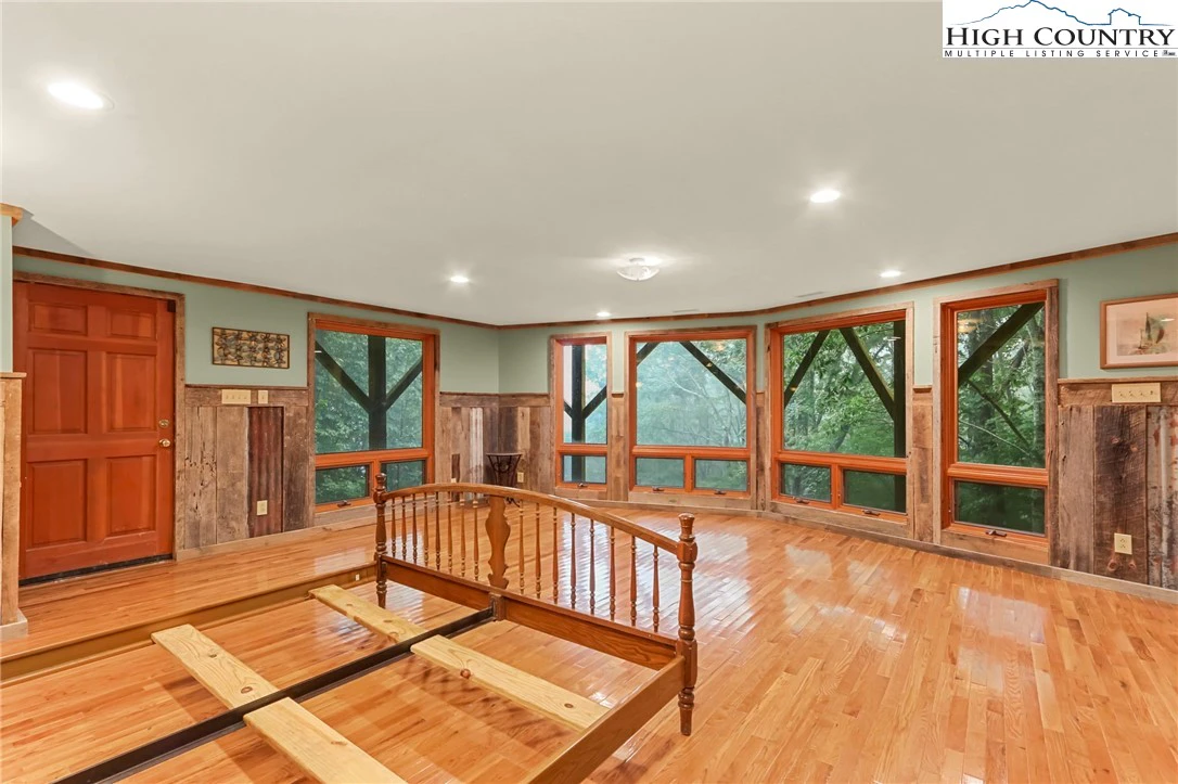 Image number 4 for the current listing