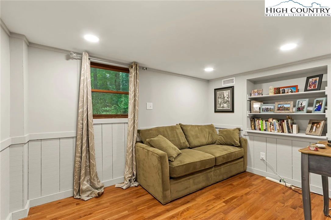 Image number 10 for the current listing