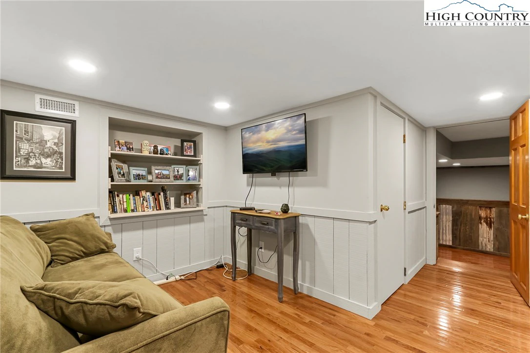 Image number 11 for the current listing