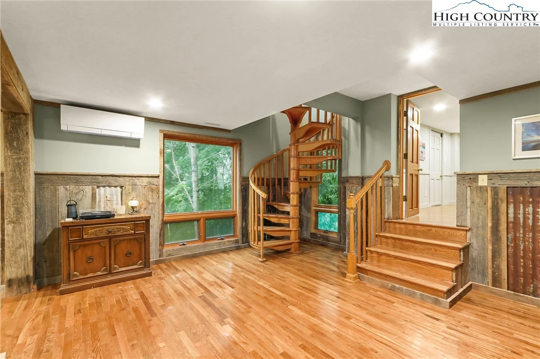 Image number 13 for the current listing