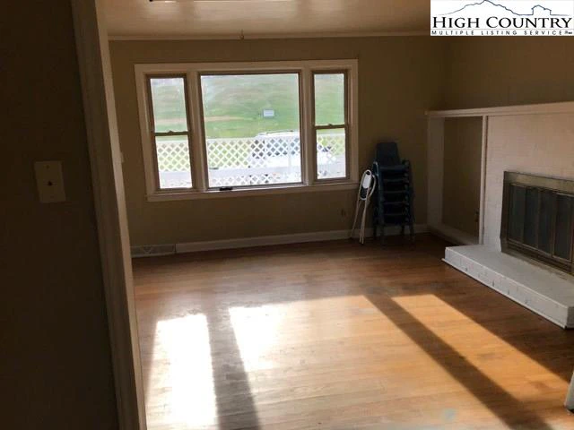 Image number 5 for the current listing
