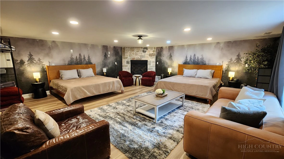 Image number 4 for the current listing