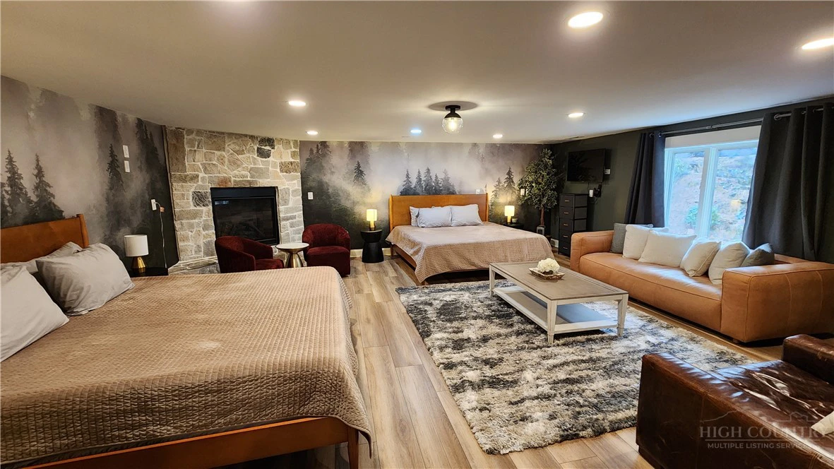 Image number 5 for the current listing