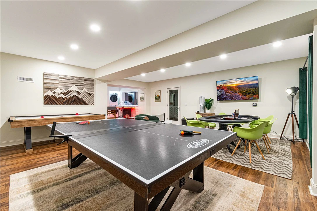 Image number 11 for the current listing