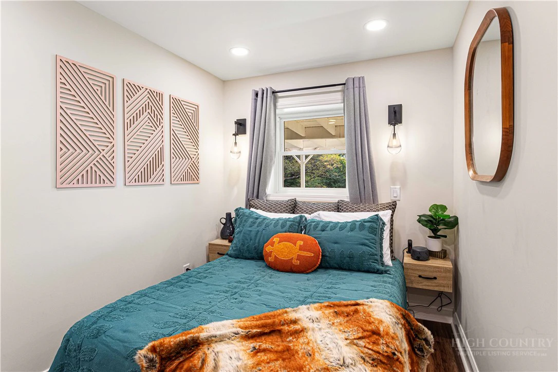 Image number 15 for the current listing