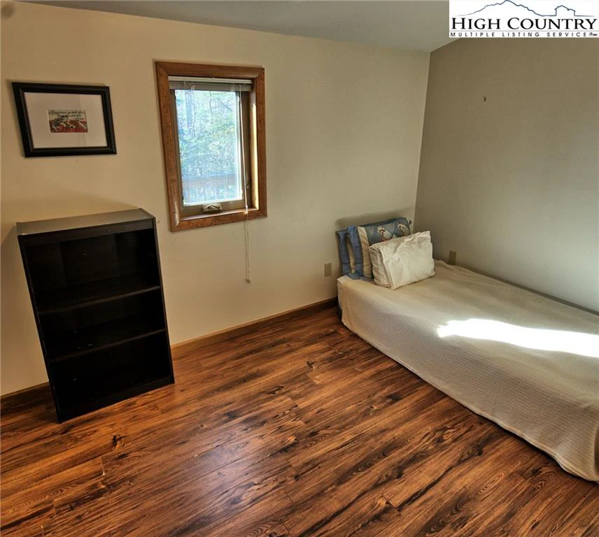Image number 11 for the current listing