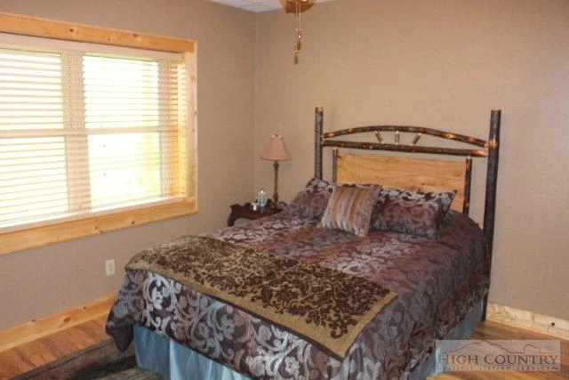 Image number 4 for the current listing