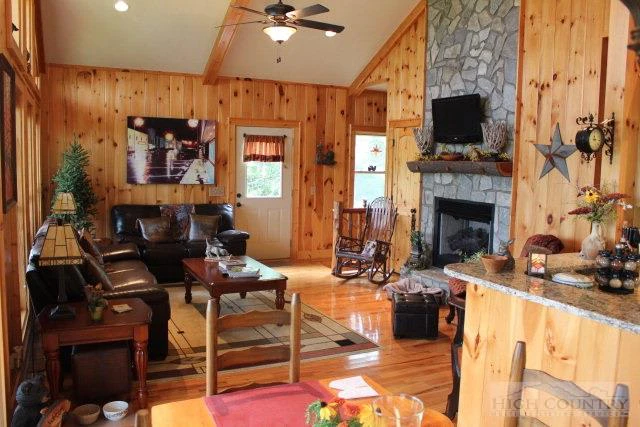 Image number 17 for the current listing