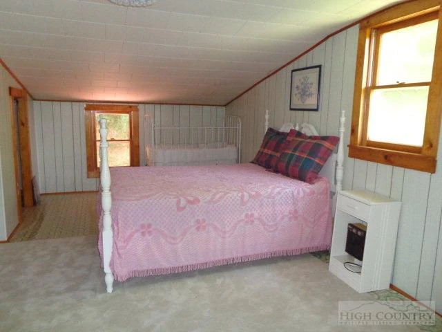 Image number 17 for the current listing