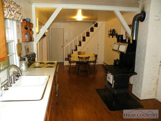 Image number 9 for the current listing
