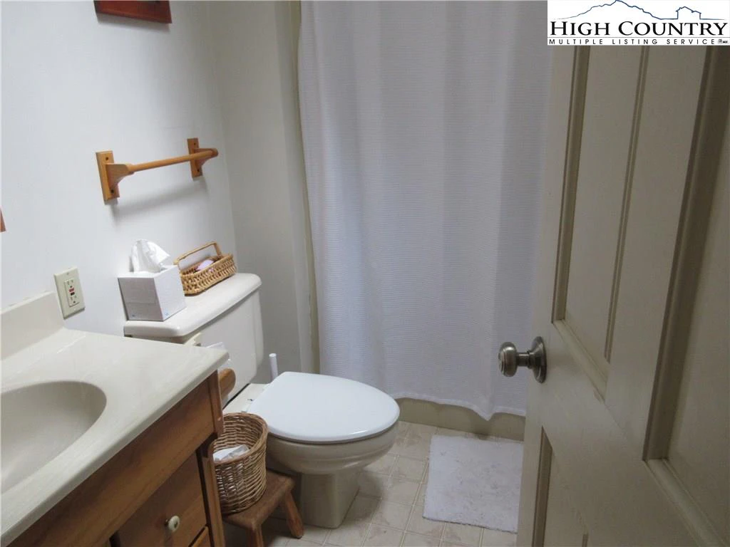 Image number 13 for the current listing