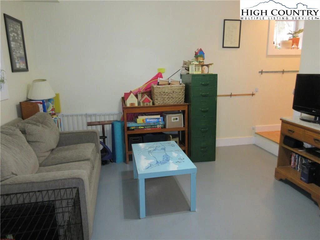 Image number 15 for the current listing