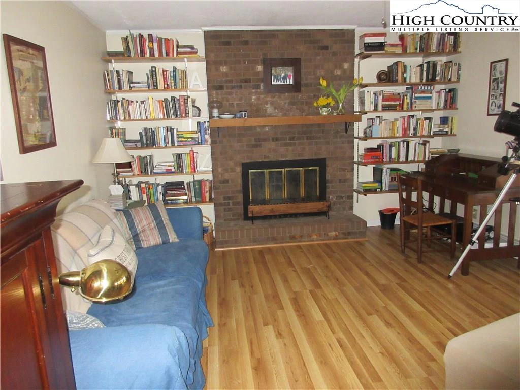 Image number 7 for the current listing