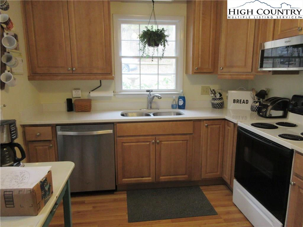 Image number 8 for the current listing