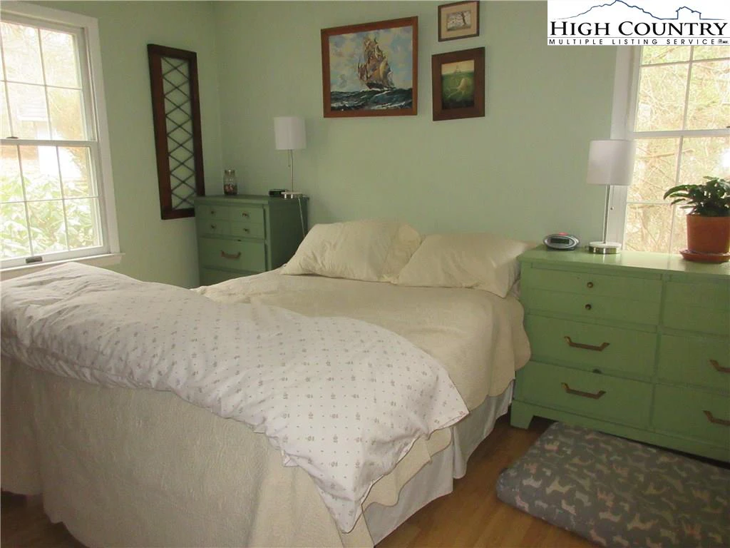 Image number 9 for the current listing
