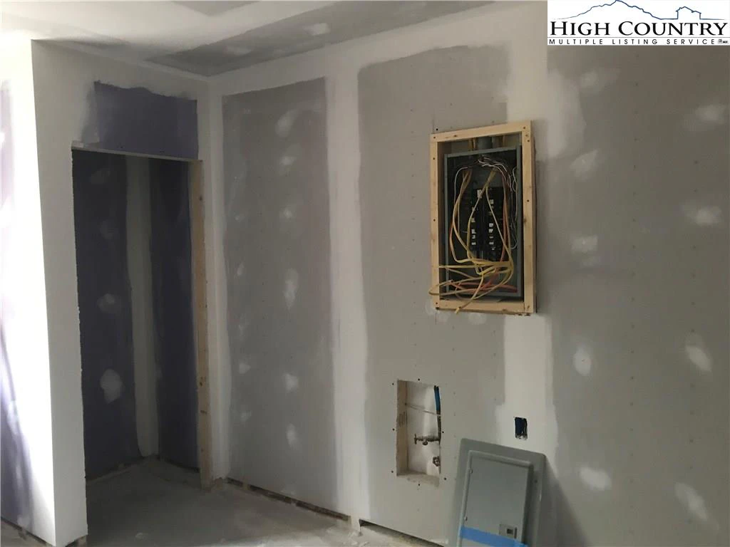Image number 18 for the current listing