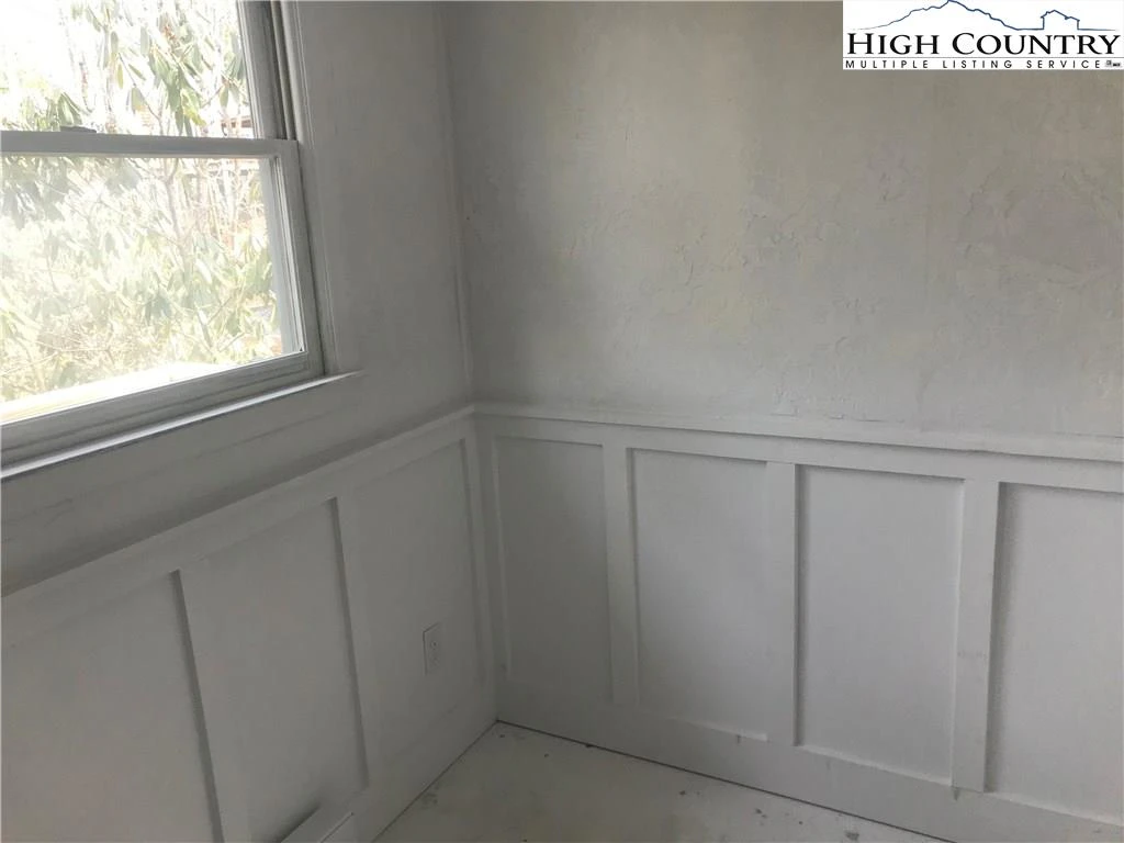 Image number 17 for the current listing