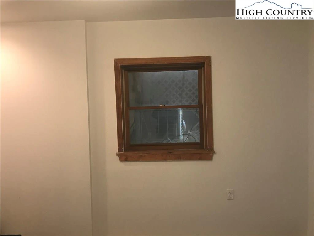 Image number 14 for the current listing