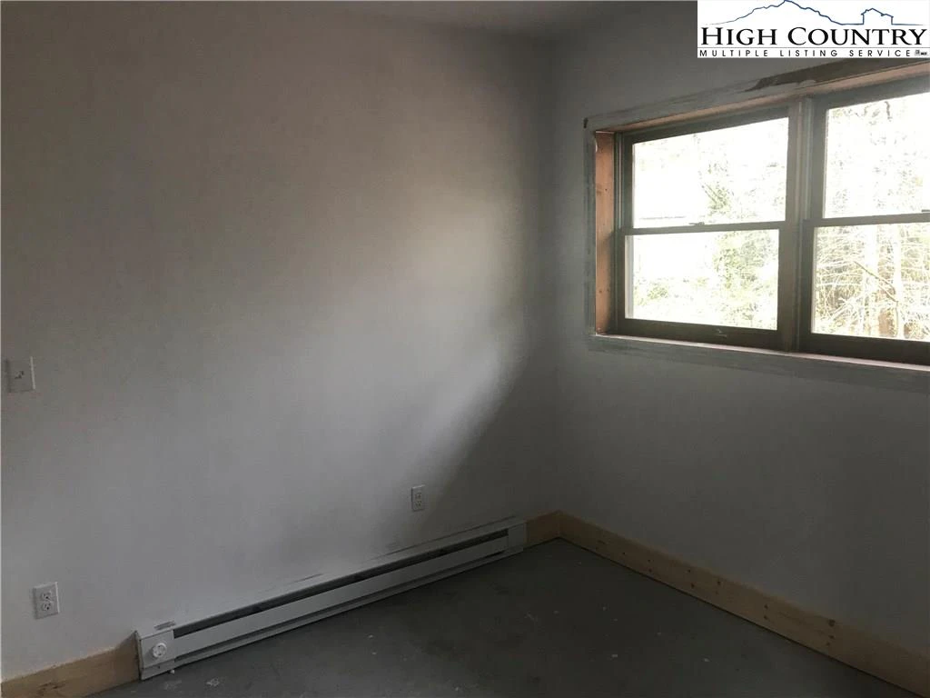 Image number 9 for the current listing
