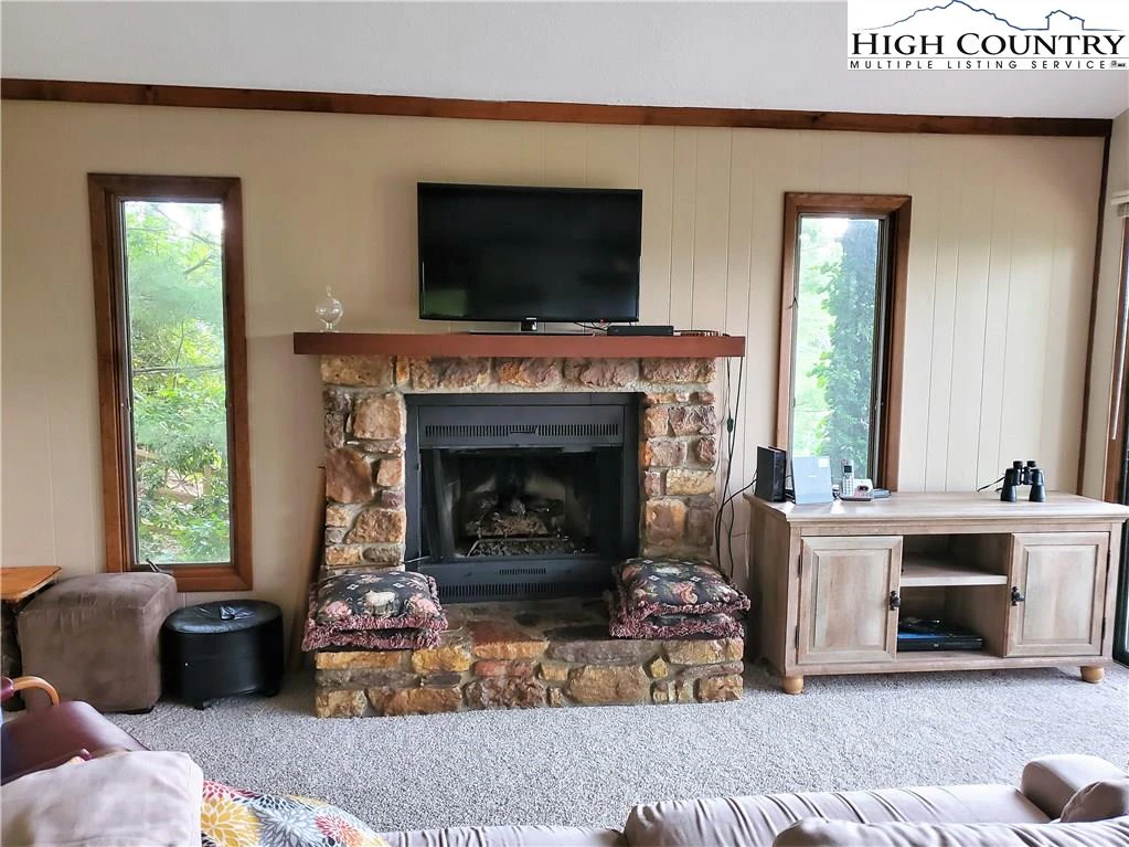 Image number 11 for the current listing