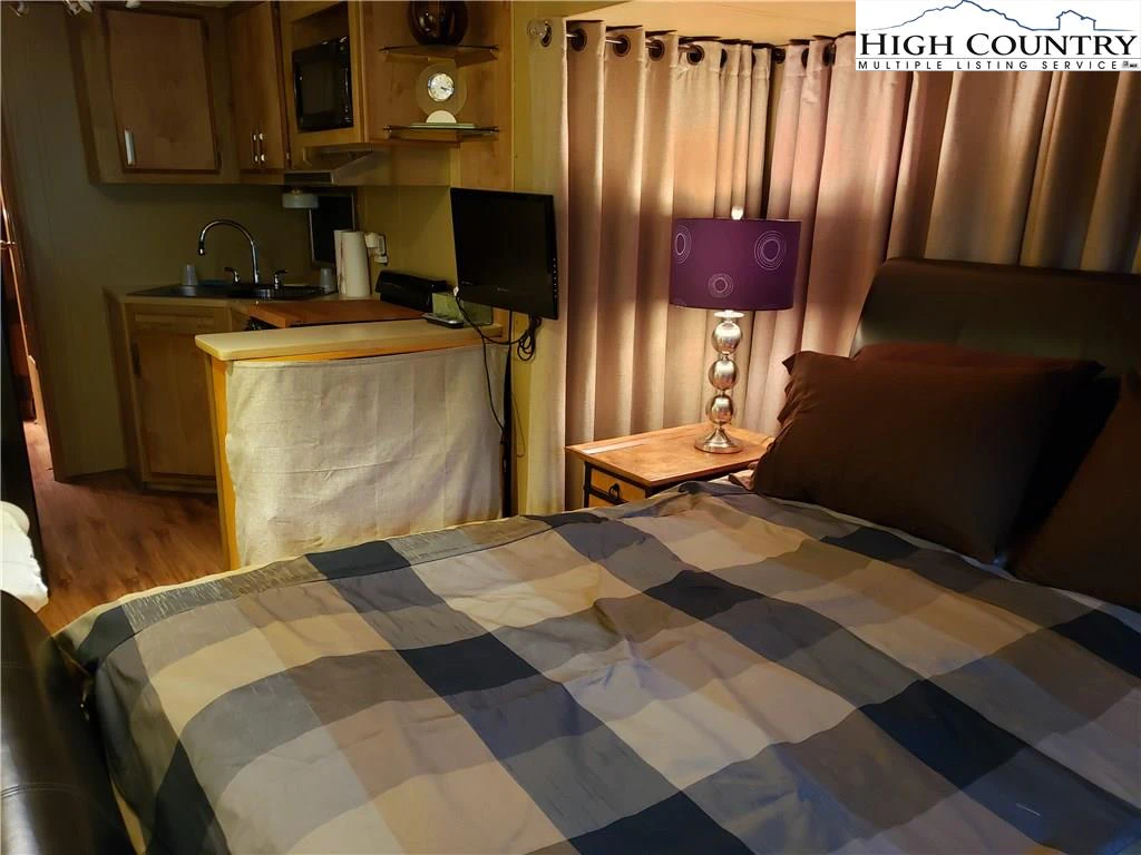 Image number 7 for the current listing