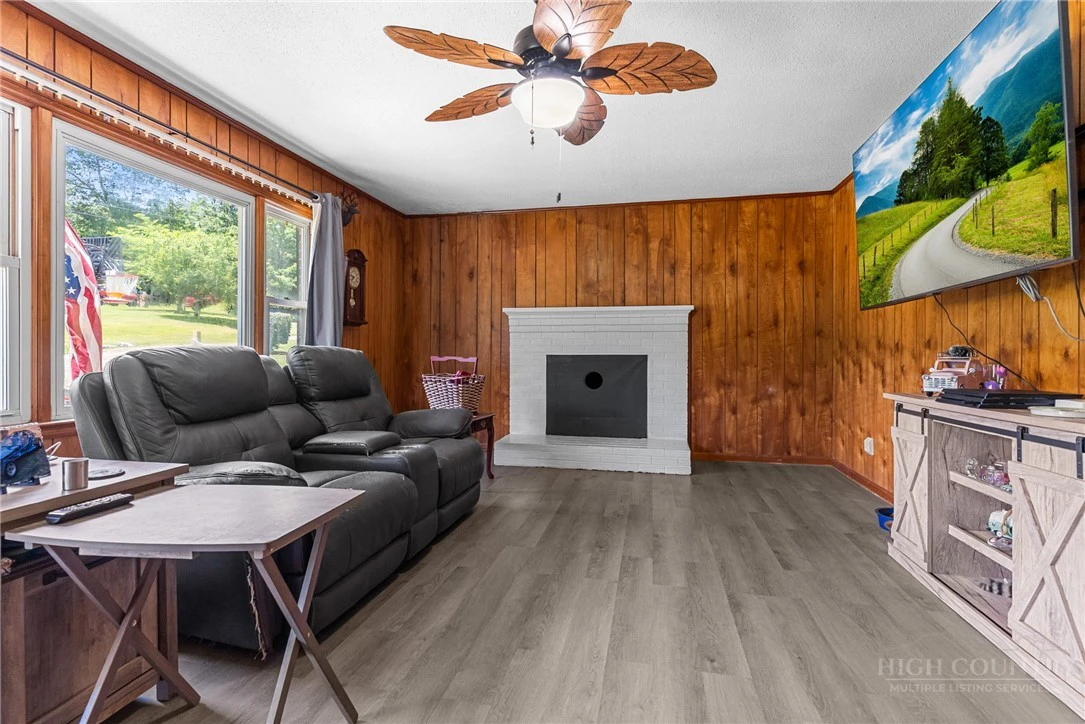 Image number 11 for the current listing