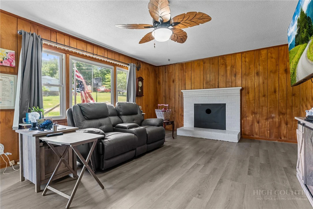 Image number 12 for the current listing
