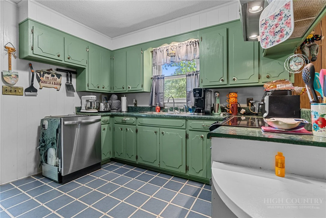 Image number 15 for the current listing