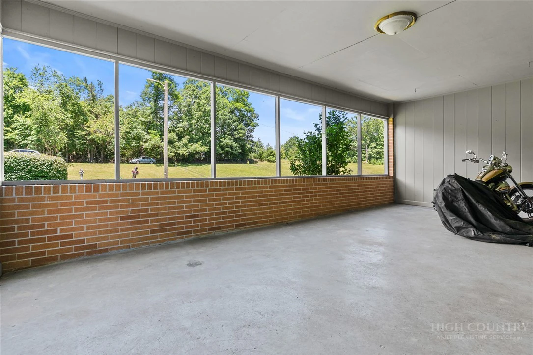 Image number 17 for the current listing