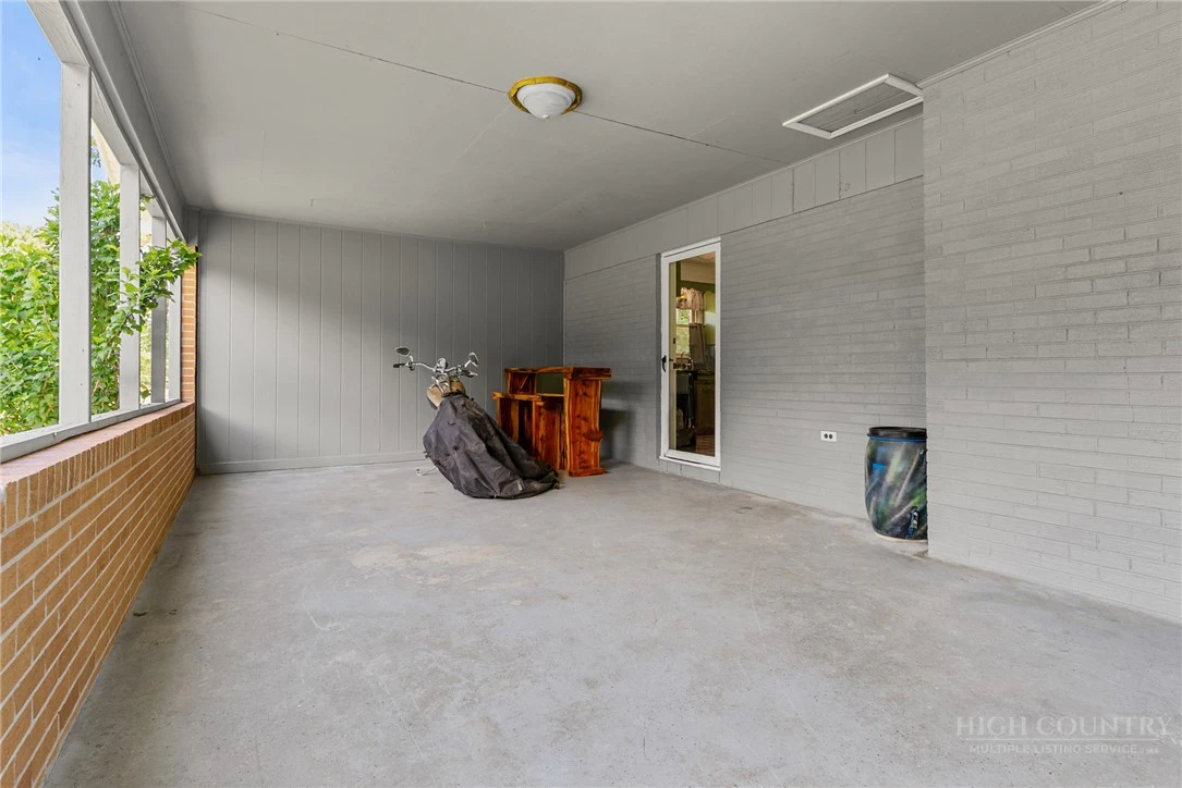 Image number 18 for the current listing