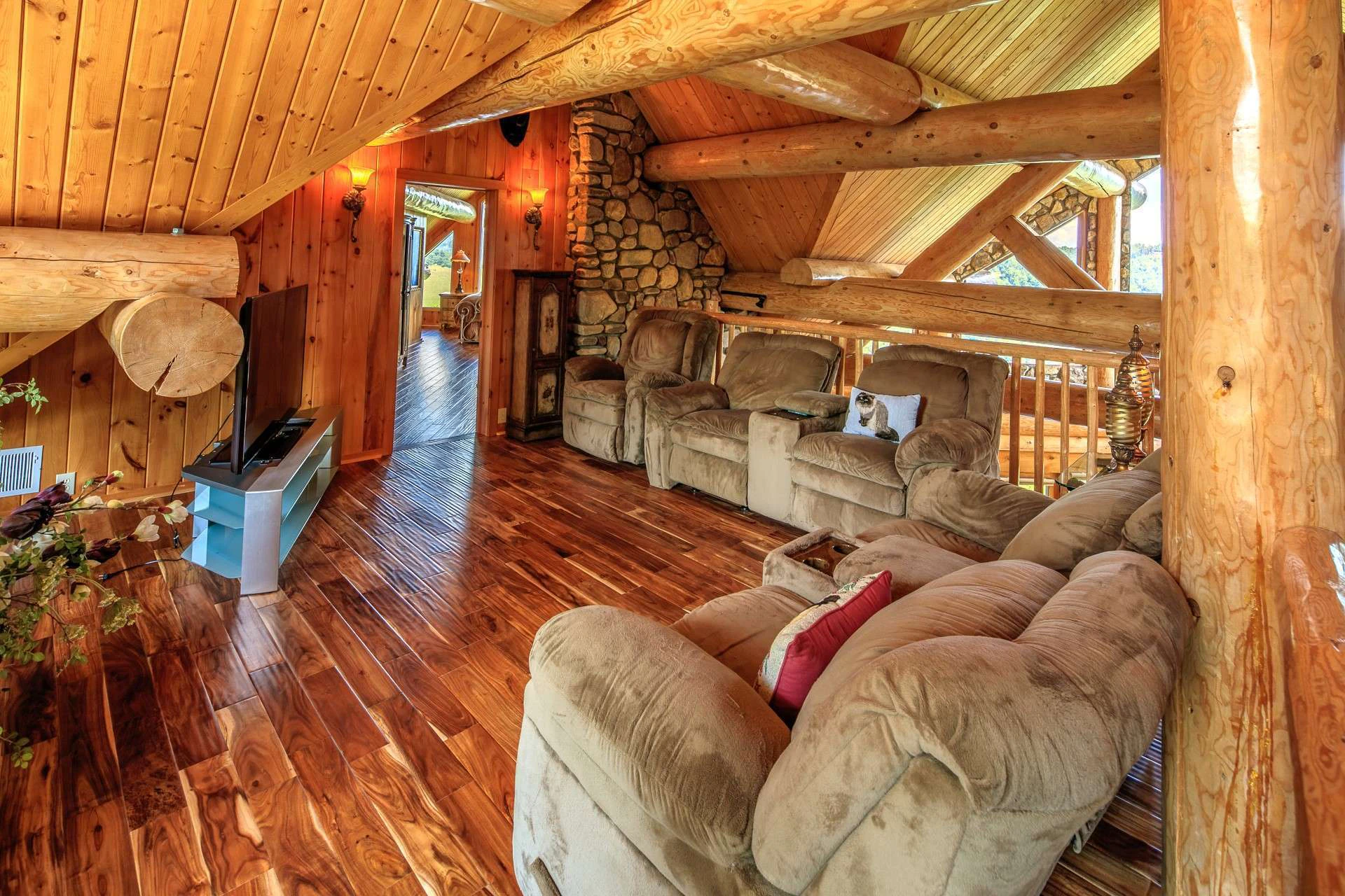 Image number 18 for the current listing