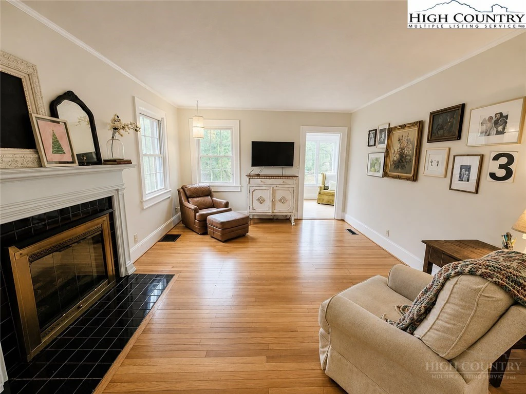 Image number 3 for the current listing