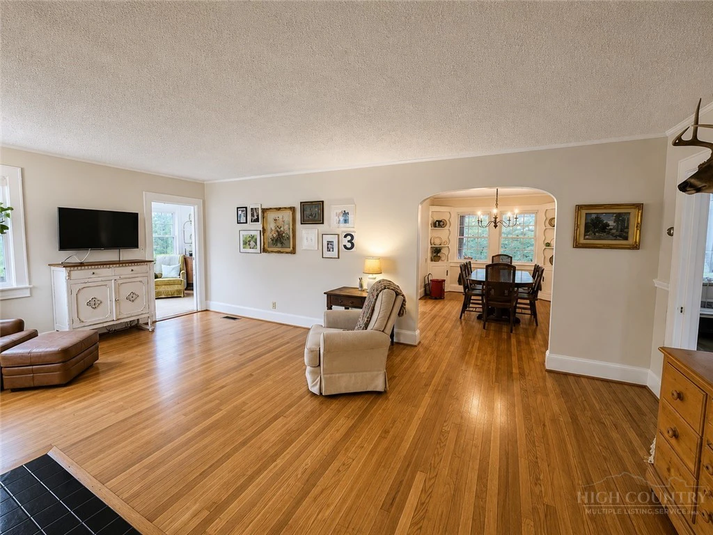 Image number 4 for the current listing