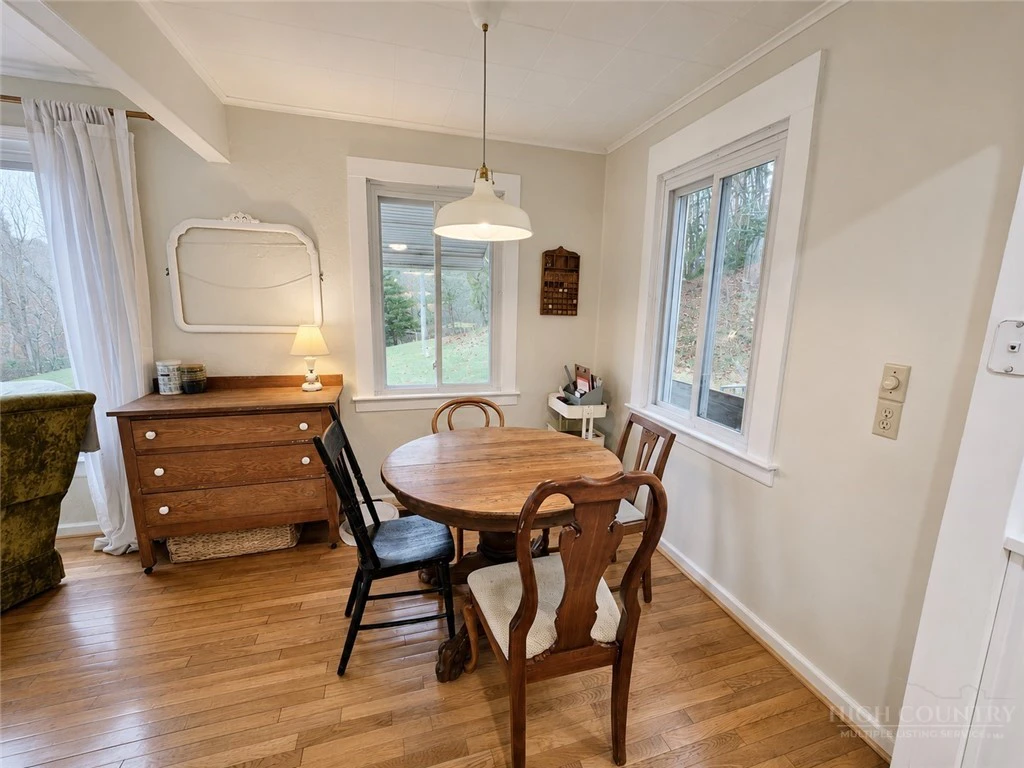 Image number 9 for the current listing