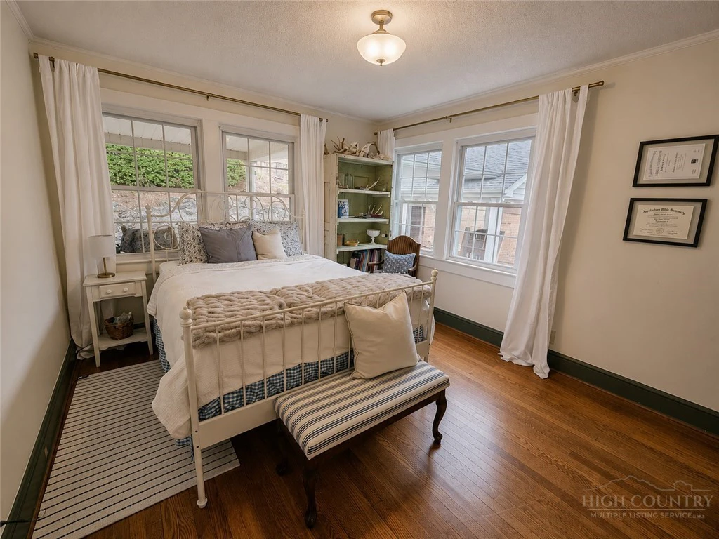Image number 15 for the current listing