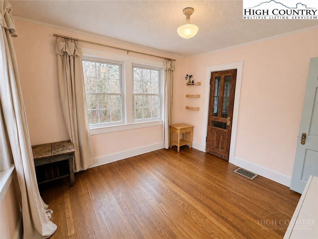 Image number 17 for the current listing