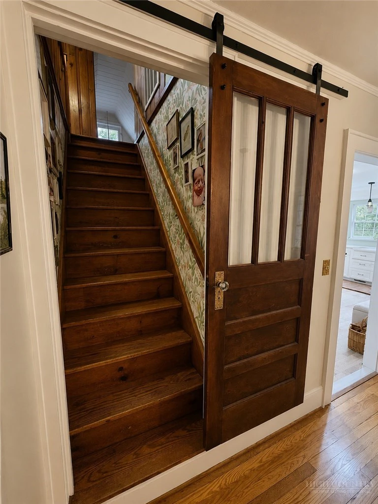 Image number 19 for the current listing