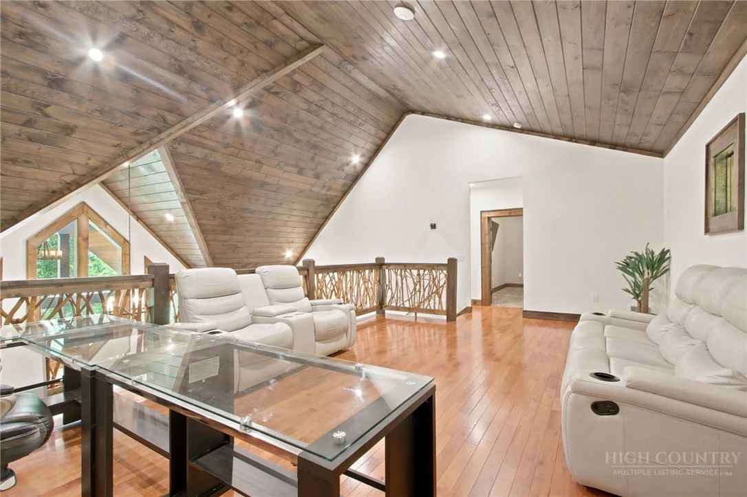 Image number 8 for the current listing