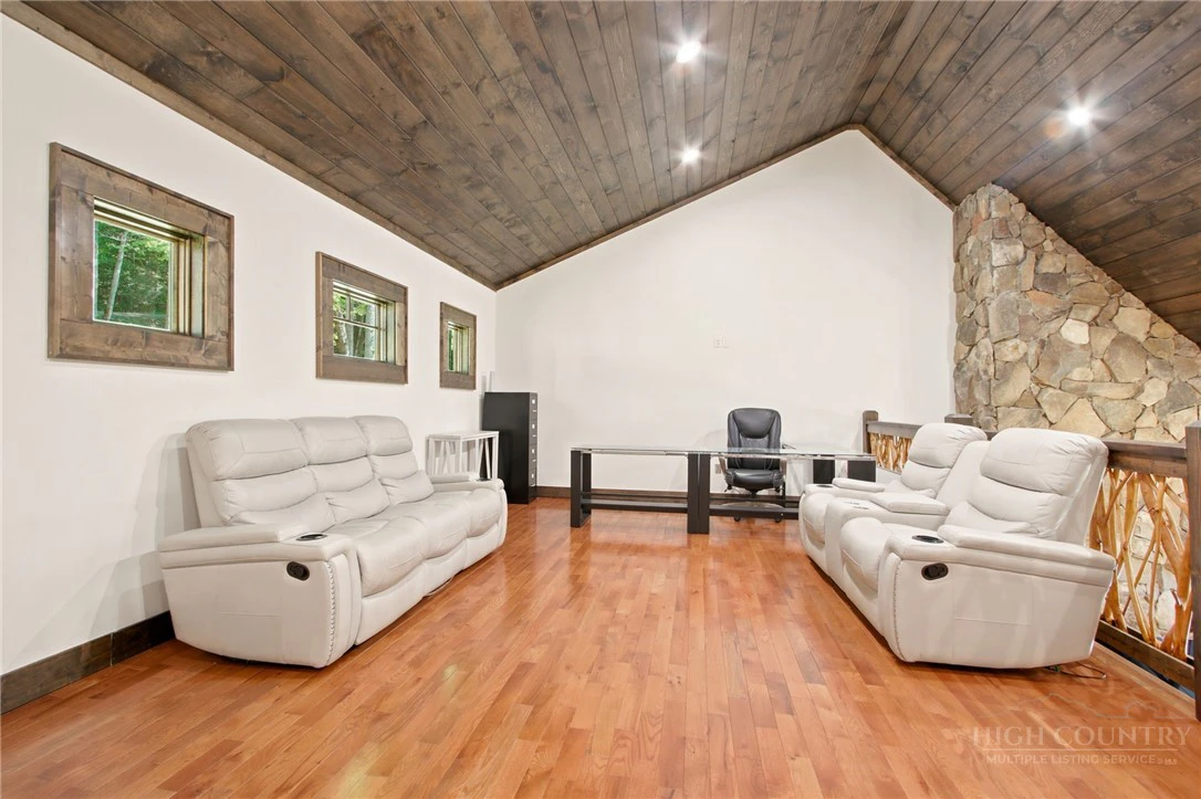 Image number 9 for the current listing